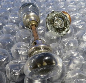lot 40 image: 3 GLASSCRYSTAL ANTIQUE DOOR KNOBS