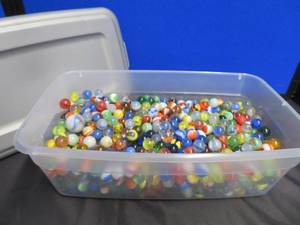 lot 41 image: 11.34 LBS OF VINTAGE MARBLES.