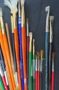 lot 75 image: LARGE ASSORTMENT OF ARTIST BRUSHES