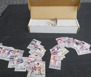 lot 89 image: BOX OF 1995 BASEBALL CARDS