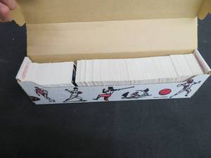 lot 98 image: 1993 TOPPS 2ND BOX OF BASEBALL CARDS