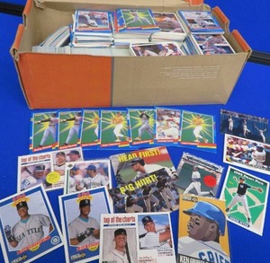 lot 137 image: MIXED BOX OF DIFFERENT YEARS OF BASEBALL CARDS.