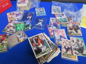 lot 142 image: BASEBALL CARDS