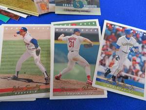 lot 143 image: 2 BOXES OF BASEBALL CARDS