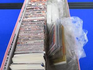 lot 144 image: BOX VINTAGE HOCKEY CARDS