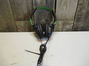 lot 106 image: Turtle Beach - RECON 50X Wired Surround Sound Ready Gaming Headset for Xbox One & Xbox Series XS - BlackGreen - missing mic pad