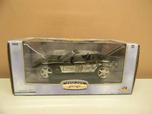 lot 13 image: 124 SCALE DIE CAST GREEN LIGHT 2008 CHEVROLET CORVETTE CONVERTIBLE INDIANAPOLIS 500 PACE CAR  - IN BOX - NICE - VERY COOL PIECE - SEE PICTURES