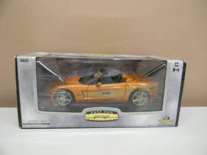 lot 14 image: 124 SCALE DIE CAST GREEN LIGHT 2007 CHEVROLET CORVETTE CONVERTIBLE INDIANAPOLIS 500 PACE CAR  - IN BOX - NICE - VERY COOL PIECE - SEE PICTURES