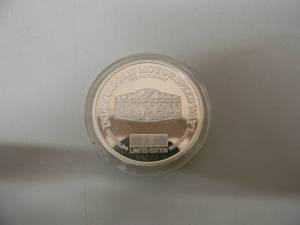 lot 44 image: INDIANAPOLIS MOTOR SPEEDWAY 1 TROY OUNCE .999 PURE SILVER COLLECTOR COIN - LIMITED EDITION SAP UNITED STATES GRAND PRIX - FANTASTIC PIECE - SEE PICTURES