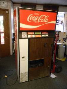lot 1 image: VINTAGE THE VENDO COMPANY MODEL V198 - COCACOLA POP MACHINE - COOLS & WORKS WITH KEY - APPROX 74TALL 38WIDE 24DEEP - GREAT PIECE FOR THE CAVE - SEE PICTURES