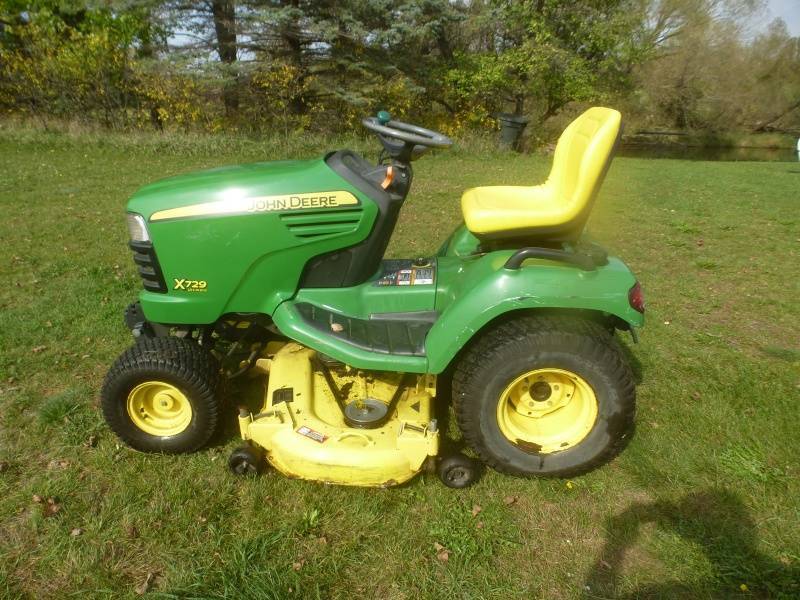 lot 8 image: John Deere X720 Lawn Tractor