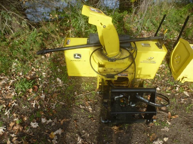 lot 6 image: John Deere 47 Snow Blower