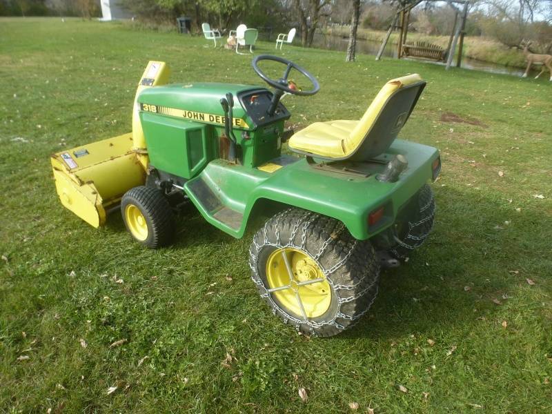 lot 9 image: John Deere 318 Lawn Tractor
