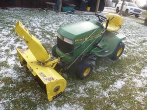 lot 3 image: John Deere LX 173 Lawn Tractor