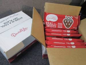 lot 211 image: 2 Boxes of 8-10 oz pks Darrell Lea ...
