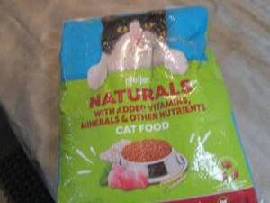 lot 253 image: Meijer Naturals Cat Food...