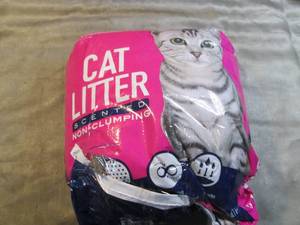 lot 269 image: Meijer Non-clumping Cat Litter...