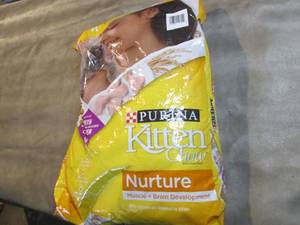 lot 271 image: Purina Kitten Chow ...