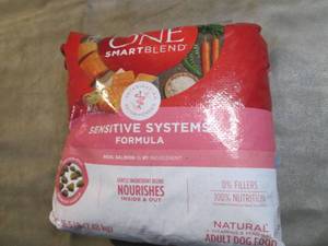 lot 274 image: Purina One Sensitive Systems Formul...