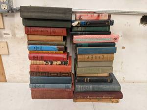 lot 37 image: Jumbo Book Collection Non-Fiction Price Guides Vintage