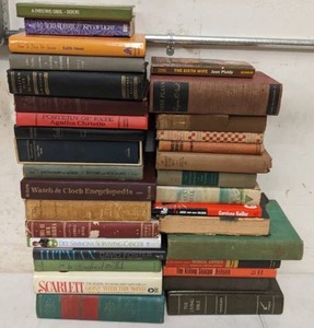 lot 38 image: Jumbo Book Collection Non-Fiction Price Guides Vintage
