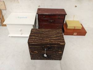 lot 08 image: 5 Beautiful Vintage Jewelry Boxes