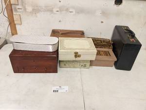 lot 21 image: Beautiful  8 Piece Collection of Vintage Jewelry & Storage Boxes and Overnight Suitcases-