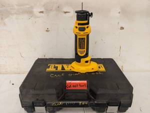 lot 14 image: Dewalt DC550 18 Volt Cordless Cut Out Tool in Case-It Works