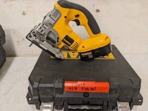 lot 16 image: Dewalt 18 Volt DC330 Variable Speed Jig Saw w 1 Stroke in Box It Works