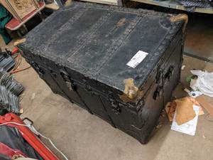 lot 46 image: Beautiful Vintage Steamer Trunk-36 X 22 x 22