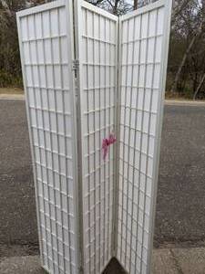 lot 575 image: Simple and Elegant 3- Panel Folding Room Divider
