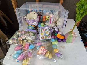 lot 556 image: Easter Lot Ornaments, Tree, Decorations, & More