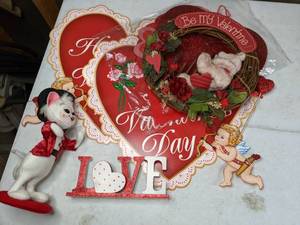 lot 564 image: Lovely Valentines Day Love Decor