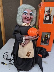 lot 577 image: Vintage 1986 Telco Motionettes Animated Light Witch Pumpkin Halloween