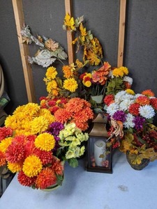 lot 589 image: Beautiful and Vibrant Floral Decor 