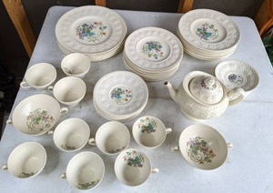 lot 538 image: Vintage Wedgewood Wellesley Montreal 49-Piece China Set, Floral Center