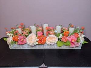 lot 471 image: Beautiful Faux Floral Arrangement with Electric Candles