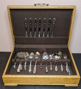 lot 7 image: Wm A Rogers Oneida Ltd Stainless Steel Silverware Set in Case