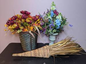 lot 472 image: Lot of 3 Artificial Flower Arrangements & Table Decor