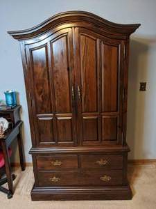 lot 498 image: Stunning Ethan Allen Large Wardrobe Armoire with Drawers