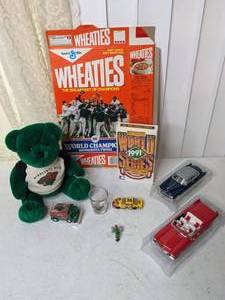 lot 501 image: Lot of 9 Collectibles Minnesota Twins, Minnesota Wild and More