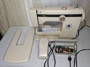 lot 436 image: Singer Sewing Machine, Case, and Accessories