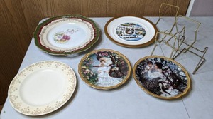 lot 487 image: Lot of 5 Decorative Plates and Stands