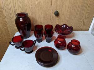 lot 489 image: Elegant Set of 16 Vintage Royal Ruby Red Anchor Hocking Glassware Pieces