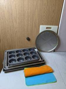 lot 428 image: Assorted Baking Lot - Muffin Tin, Sheet Pans, Plastic Cutting Board, Silicone Mats, Pizza Pan