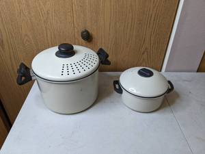 lot 429 image: Large and Small Stock Pots Straining Lids