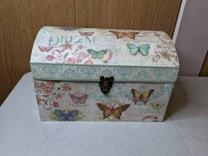 lot 457 image: Lovely Butterfly Themed Small Chest with Latch