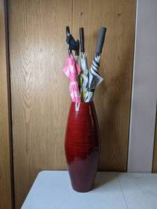lot 460 image: Lot of 3 Large Umbrellas in Tall Red Vase