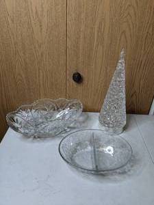 lot 465 image: Set of 3 Glass Pieces Serving Dish, Dividing Serving Dish and Lighted Decorative Tree