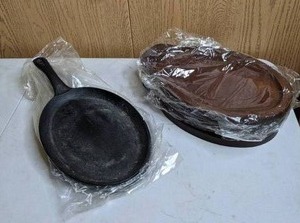lot 466 image: Set of 4 Cast Iron Fajita Skillets with Wood Underliners